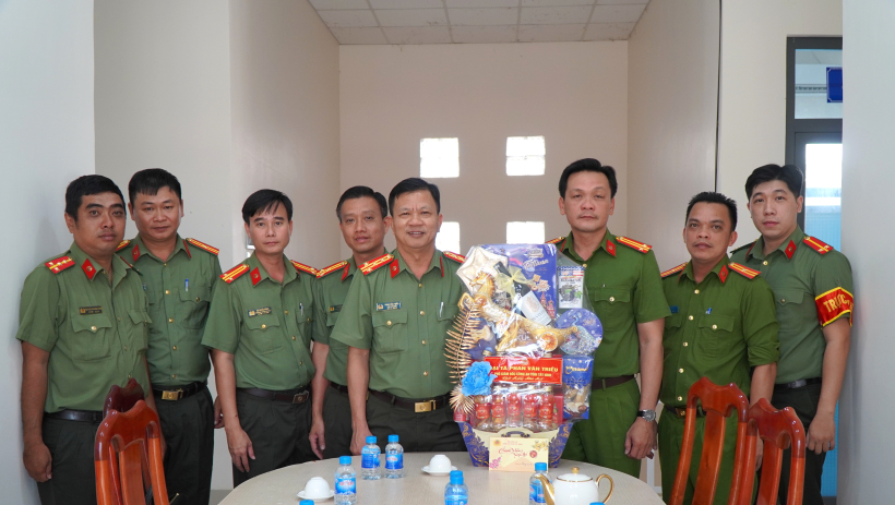 Ph&oacute; Gi&aacute;m đốc C&ocirc;ng an tỉnh thăm, ch&uacute;c tết C&ocirc;ng an x&atilde; T&acirc;n Long