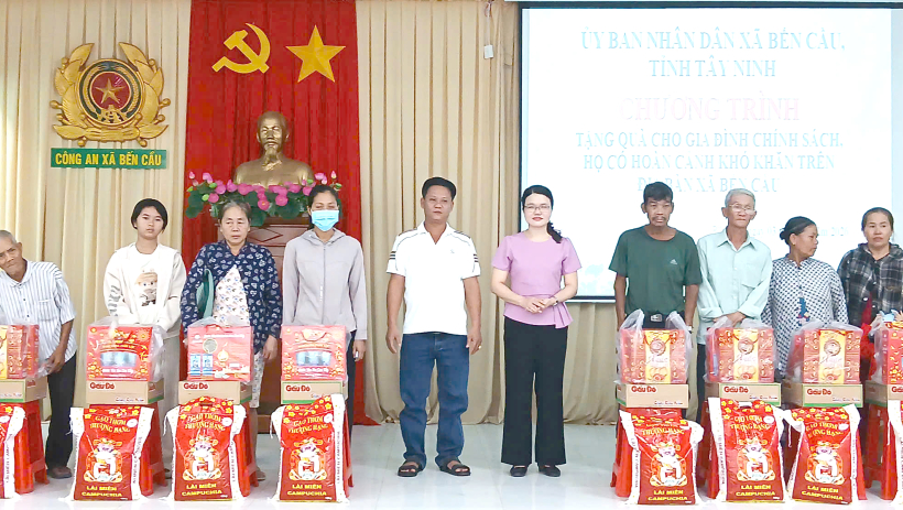 X&atilde; Bến Cầu: Trao tặng 100 phần qu&agrave; tết cho người d&acirc;n c&oacute; ho&agrave;n cảnh kh&oacute; khăn