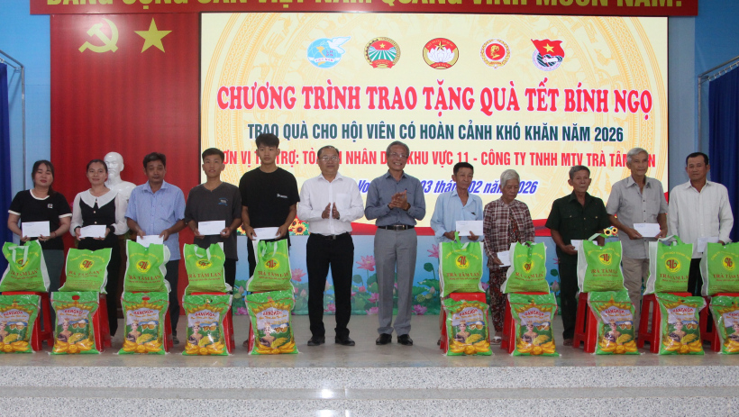 Trao qu&agrave; tết cho hội vi&ecirc;n kh&oacute; khăn tại x&atilde; Tr&agrave; Vong