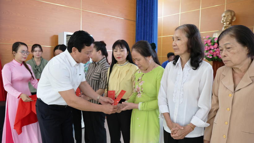 Ph&oacute; Chủ tịch UBND tỉnh Phạm Tấn H&ograve;a trao qu&agrave; tết cho gi&aacute;o vi&ecirc;n hưu tr&iacute;, hộ ngh&egrave;o, hộ cận ngh&egrave;o