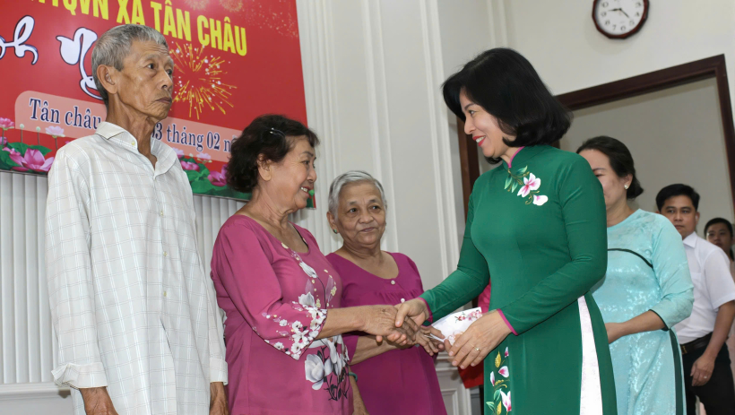 Trưởng ban Tuy&ecirc;n gi&aacute;o v&agrave; D&acirc;n vận Tỉnh ủy trao qu&agrave; tết tại x&atilde; T&acirc;n Ch&acirc;u