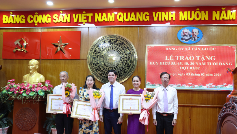 X&atilde; Cần Giuộc: Trao Huy hiệu Đảng cho 16 đảng vi&ecirc;n 
