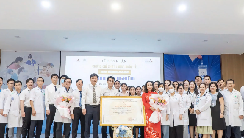 Bệnh viện Đa khoa Hồng Hưng đ&oacute;n nhận Chứng chỉ ISO 15189:2022 cho Khoa X&eacute;t nghiệm