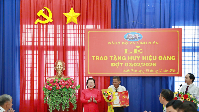 X&atilde; Ninh Điền: Trao huy hiệu Đảng cho 4 đảng vi&ecirc;n&nbsp;