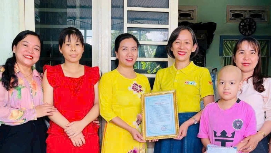 Phụ nữ phường Long Hoa gi&uacute;p nhau c&ugrave;ng tiến bộ