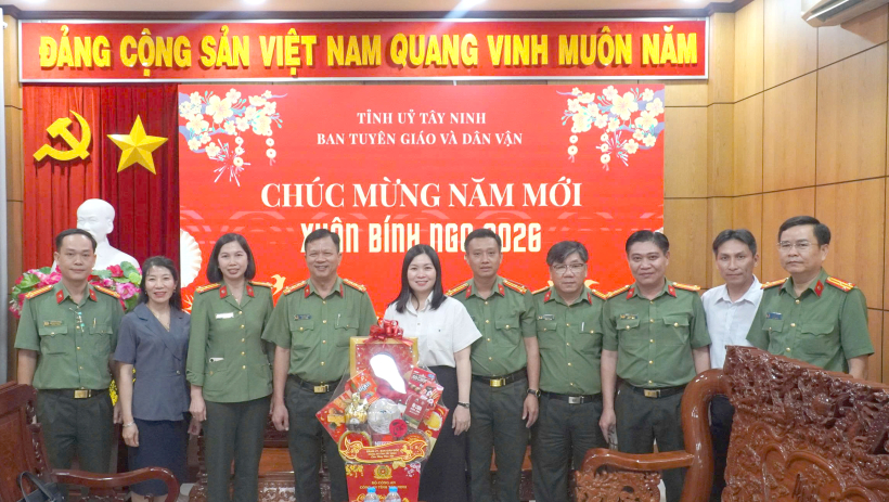 Đảng ủy - Ban Gi&aacute;m đốc C&ocirc;ng an tỉnh ch&uacute;c tết c&aacute;c ban của Tỉnh ủy