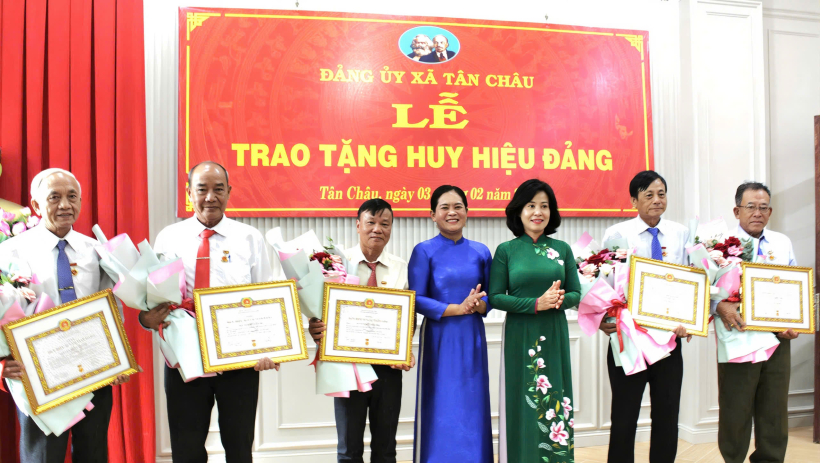 X&atilde; T&acirc;n Ch&acirc;u: Trao Huy hiệu 45, 40, 30 năm tuổi Đảng 