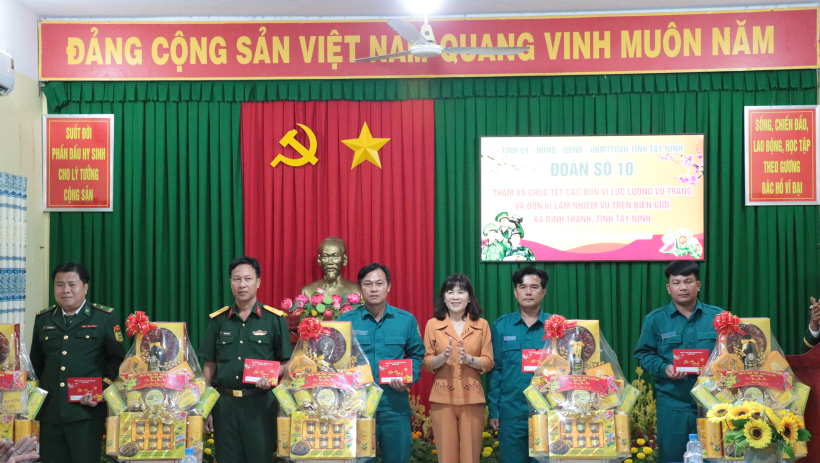 Đo&agrave;n c&ocirc;ng t&aacute;c tỉnh động vi&ecirc;n lực lượng vũ trang l&agrave;m nhiệm vụ tr&ecirc;n tuyến bi&ecirc;n giới x&atilde; B&igrave;nh Th&agrave;nh