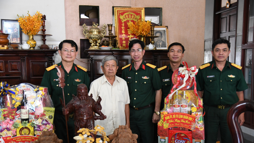 Thăm, ch&uacute;c tết c&aacute;c Anh h&ugrave;ng Lực lượng vũ trang Nh&acirc;n d&acirc;n, nguy&ecirc;n l&atilde;nh đạo tỉnh