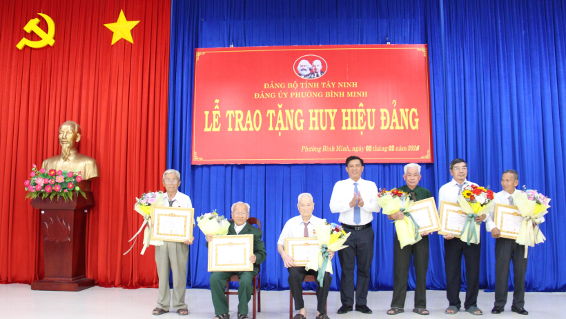 Đảng ủy phường B&igrave;nh Minh trao Huy hiệu Đảng đợt 03/02