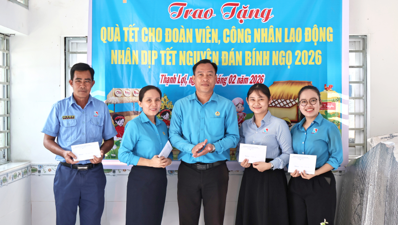 X&atilde; Thạnh Lợi: Li&ecirc;n đo&agrave;n Lao động tỉnh T&acirc;y Ninh tặng qu&agrave; tết cho c&ocirc;ng nh&acirc;n lao động c&oacute; ho&agrave;n cảnh kh&oacute; khăn