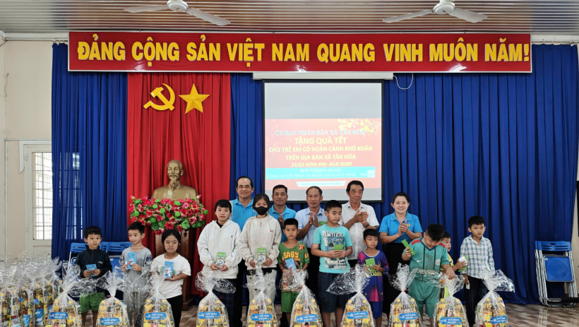 X&atilde; T&acirc;n H&ograve;a trao qu&agrave; tết cho trẻ em v&agrave; lực lượng l&agrave;m nhiệm vụ tr&ecirc;n địa b&agrave;n
