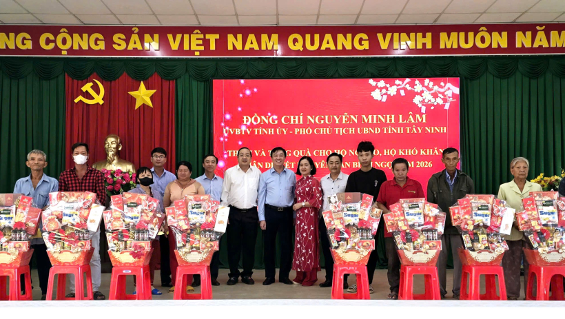 Ph&oacute; Chủ tịch UBND tỉnh Nguyễn Minh L&acirc;m trao qu&agrave; tết tại x&atilde; Tuy&ecirc;n Thạnh