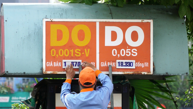 Gi&aacute; xăng dầu h&ocirc;m nay 04/02/2026: Trong nước sẽ đồng loạt tăng bao nhi&ecirc;u đồng một l&iacute;t?