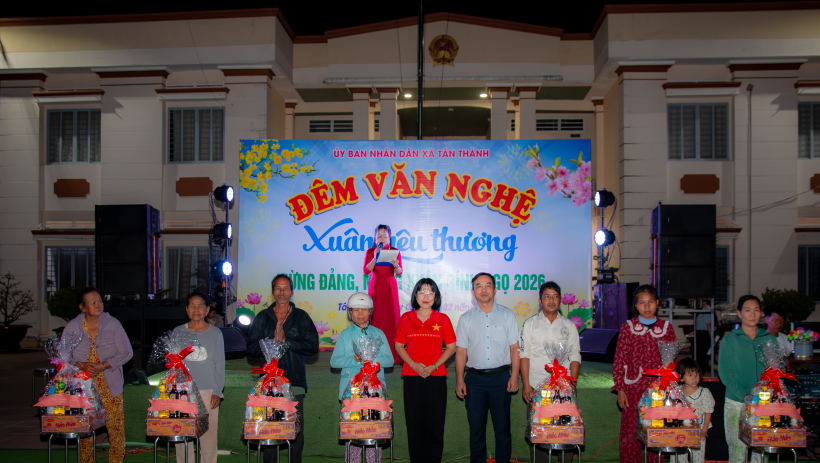 X&atilde; T&acirc;n Th&agrave;nh tổ chức 'Xu&acirc;n y&ecirc;u thương' v&agrave; tặng qu&agrave; tết cho người d&acirc;n