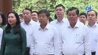 Ủy ban Kiểm tra Trung ương d&acirc;ng hương tại Nh&agrave; bia Ban Kiểm tra Trung ương Cục miền Nam