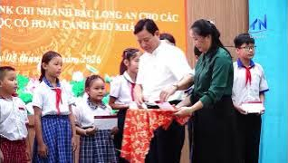 L&atilde;nh đạo UBND tỉnh trao tặng qu&agrave; T&ecirc;́t v&agrave; học bổng