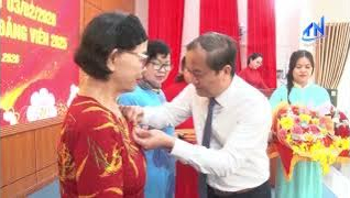 Thường vụ Tỉnh ủy trao Huy hiệu Đảng tại phường Kh&aacute;nh Hậu