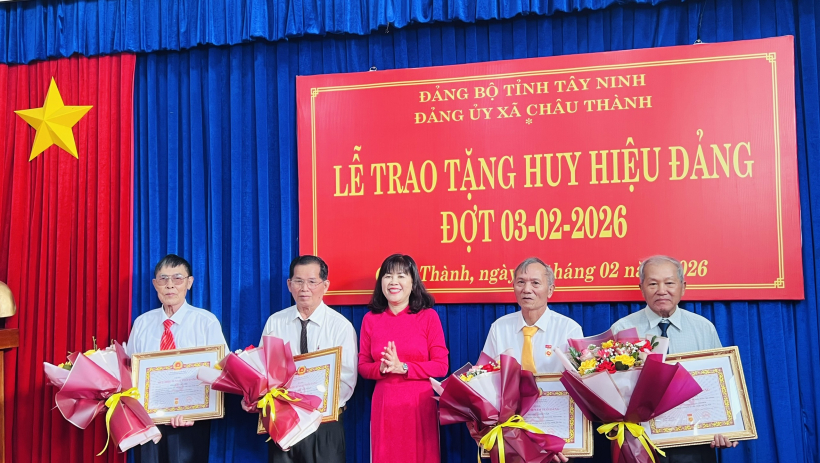Ph&oacute; Chủ tịch Thường trực HĐND tỉnh Nguyễn Đ&agrave;i Thy trao Huy hiệu Đảng, tặng qu&agrave; tết tại x&atilde; Ch&acirc;u Th&agrave;nh