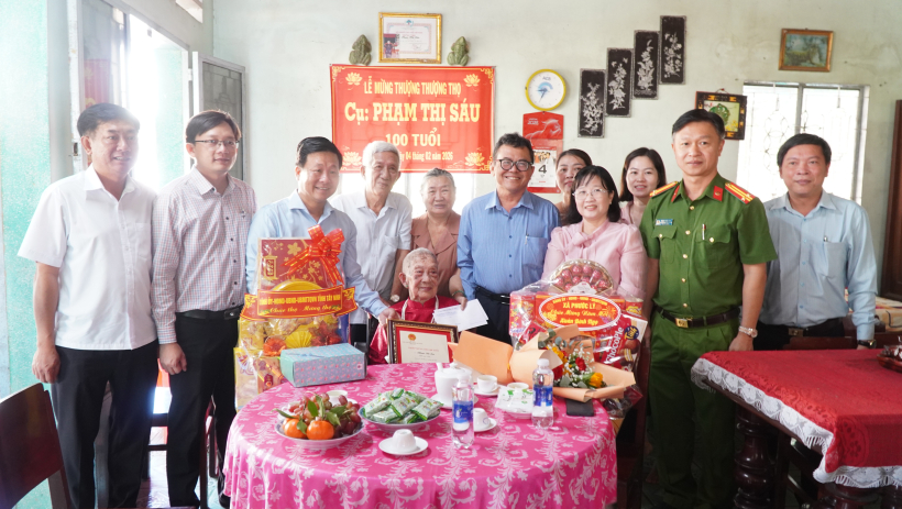 Trưởng ban Nội ch&iacute;nh Tỉnh ủy thăm, trao qu&agrave; tết tại x&atilde; Phước L&yacute;