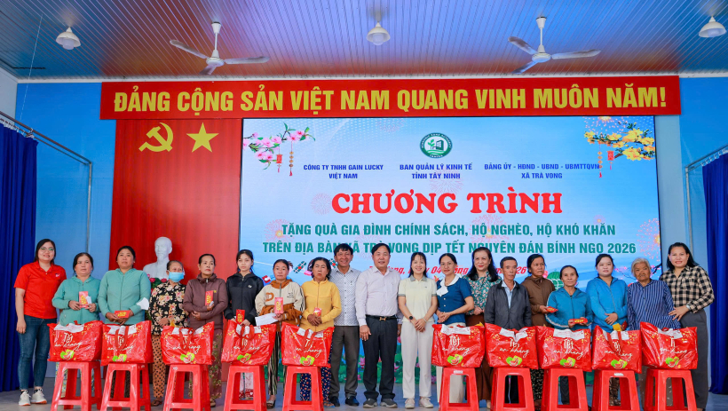 Mang tết ấm đến với người d&acirc;n x&atilde; Tr&agrave; Vong