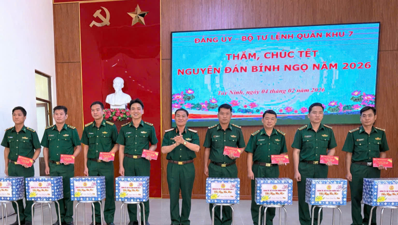 L&atilde;nh đạo Qu&acirc;n khu 7 thăm, ch&uacute;c tết c&aacute;c đơn vị l&agrave;m nhiệm vụ tr&ecirc;n tuyến bi&ecirc;n giới tỉnh T&acirc;y Ninh
