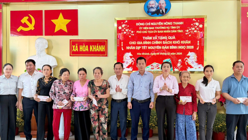 X&atilde; H&ograve;a Kh&aacute;nh trao qu&agrave; của Ph&oacute; Chủ tịch UBND tỉnh Nguyễn Hồng Thanh cho c&aacute;c gia đ&igrave;nh ch&iacute;nh s&aacute;ch