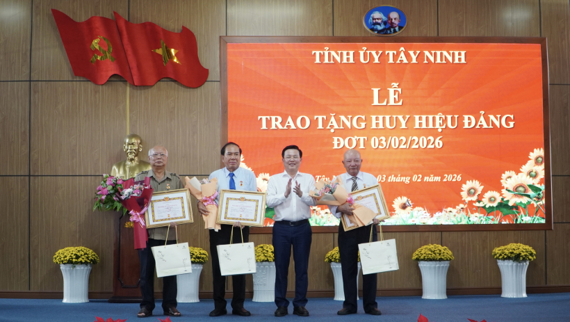 Ph&oacute; B&iacute; thư Tỉnh ủy Nguyễn Thanh Hải trao Huy hiệu Đảng tại phường Long An