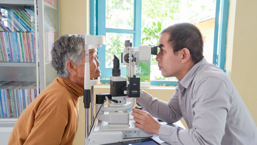 X&atilde; B&igrave;nh H&ograve;a tổ chức kh&aacute;m mắt miễn ph&iacute; v&agrave; tặng qu&agrave; tết cho người d&acirc;n