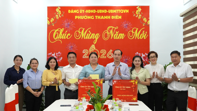 Gi&aacute;m đốc Sở Nội vụ Phạm Xu&acirc;n B&aacute;ch thăm, ch&uacute;c tết phường Thanh Điền