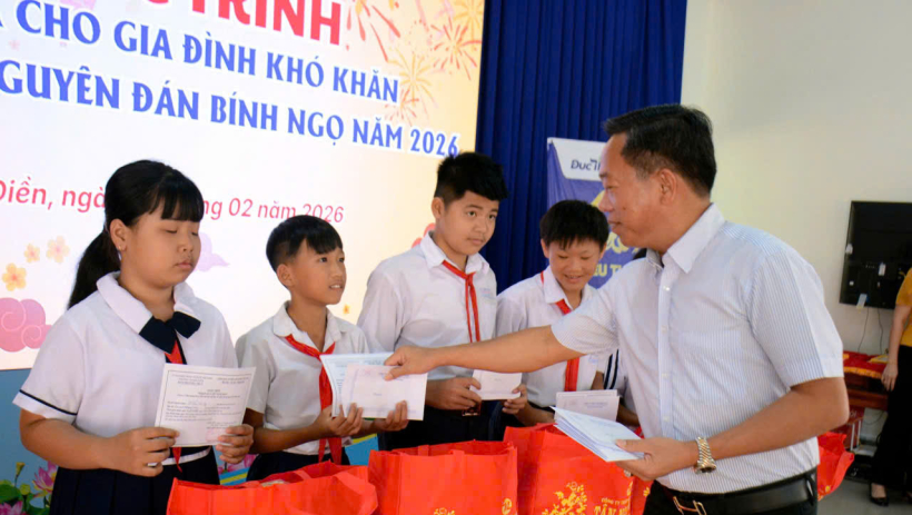 C&ocirc;ng ty TNHH T&acirc;n Ngọc Lực tặng 100 phần qu&agrave; tết tại phường Thanh Điền