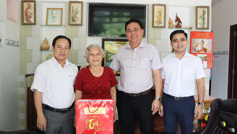 L&atilde;nh đạo x&atilde; Bến Lức thăm, ch&uacute;c tết c&aacute;n bộ l&atilde;o th&agrave;nh v&agrave; nguy&ecirc;n l&atilde;nh đạo địa phương