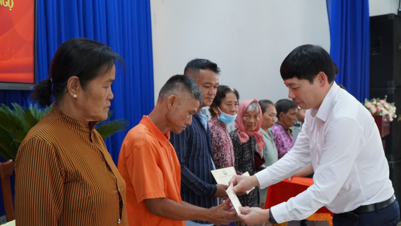 C&ocirc;ng ty Cổ phần ph&aacute;t triển đ&ocirc; thị v&agrave; Khu c&ocirc;ng nghiệp cao su Việt Nam tặng 350 phần qu&agrave; tại x&atilde; T&acirc;n Long