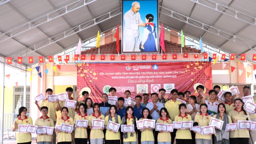 Tuổi trẻ Trường Đại học Nam Cần Thơ mang 'Xu&acirc;n t&igrave;nh nguyện' đến v&ugrave;ng bi&ecirc;n T&acirc;y Ninh