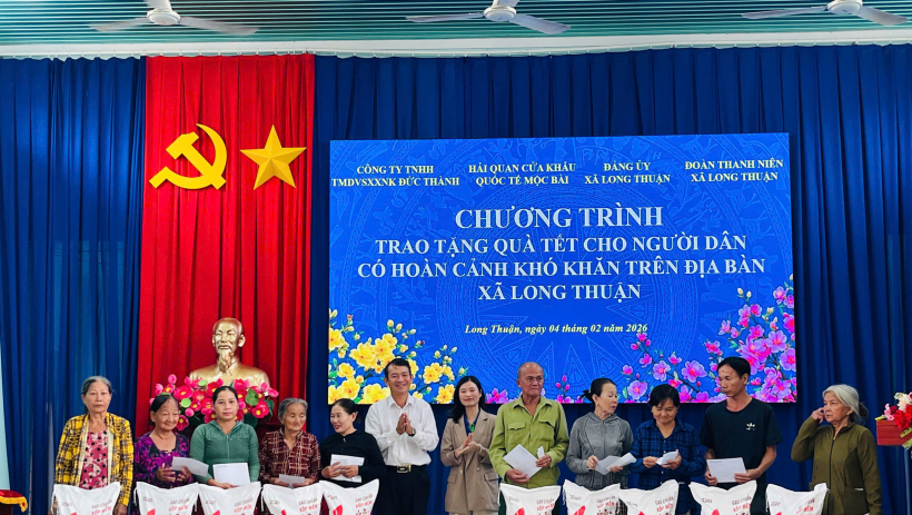X&atilde; Long Thuận trao tặng 100 phần qu&agrave; tết cho người d&acirc;n c&oacute; ho&agrave;n cảnh kh&oacute; khăn
