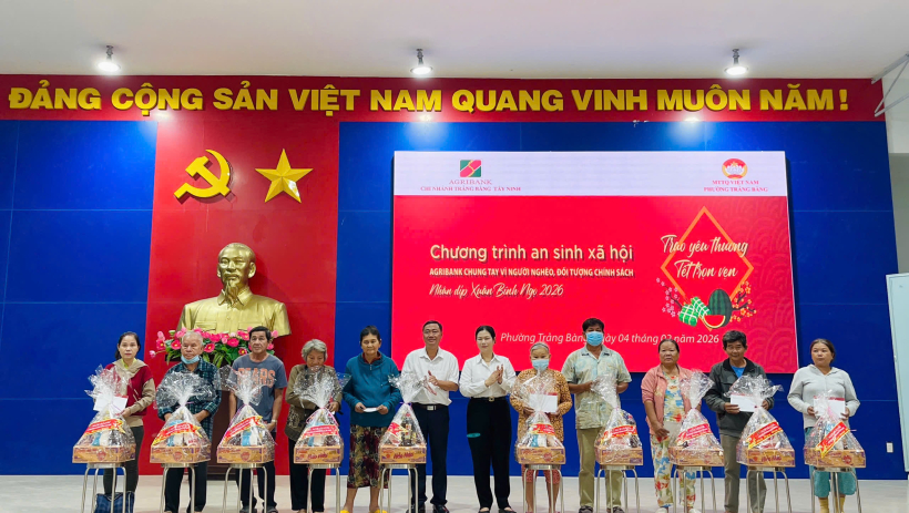 Phường Trảng B&agrave;ng tặng qu&agrave; tết cho gia đ&igrave;nh ch&iacute;nh s&aacute;ch, hộ c&oacute; ho&agrave;n cảnh kh&oacute; khăn