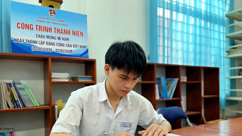 Cậu học sinh nỗ lực gi&agrave;nh giải Nhất giải to&aacute;n tr&ecirc;n m&aacute;y t&iacute;nh