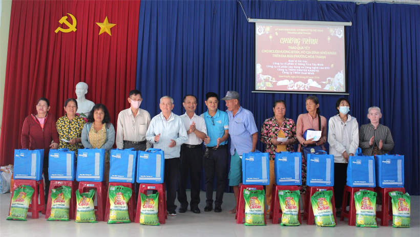 C&ocirc;ng ty Cổ phần Xi măng Fico T&acirc;y Ninh hỗ trợ 1.000 bao xi măng cho phường H&ograve;a Th&agrave;nh