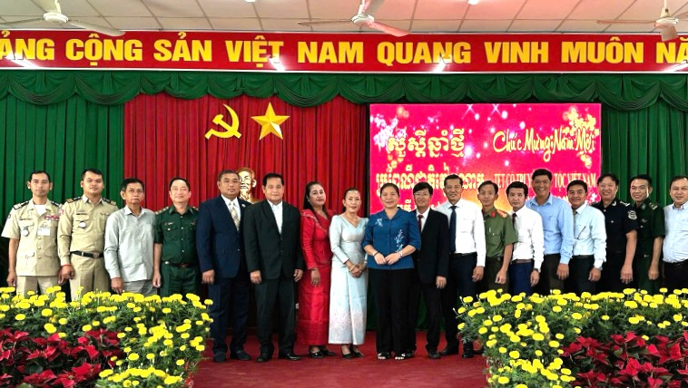 X&atilde; B&igrave;nh Hiệp: Họp mặt mừng Xu&acirc;n B&iacute;nh Ngọ với huyện Kampong Rou (Vương quốc Campuchia)