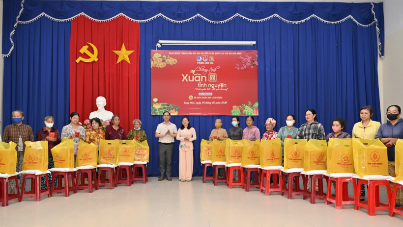 Tuổi trẻ Long Hoa tặng qu&agrave; tết cho người d&acirc;n c&oacute; ho&agrave;n cảnh kh&oacute; khăn