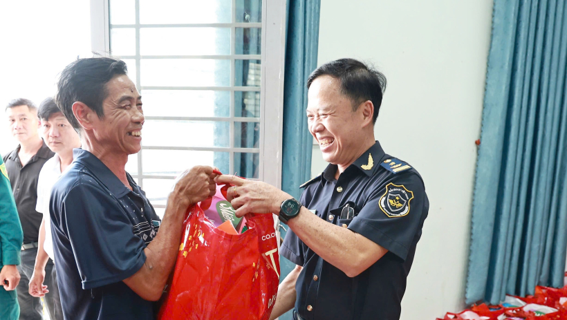 Chi cục Hải quan khu vực XVII tặng qu&agrave; tết cho người d&acirc;n c&oacute; ho&agrave;n cảnh kh&oacute; khăn x&atilde; Ninh Điền