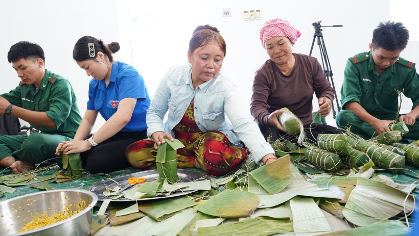 G&oacute;i b&aacute;nh mừng xu&acirc;n ở Đồn Bi&ecirc;n ph&ograve;ng Tống L&ecirc; Ch&acirc;n