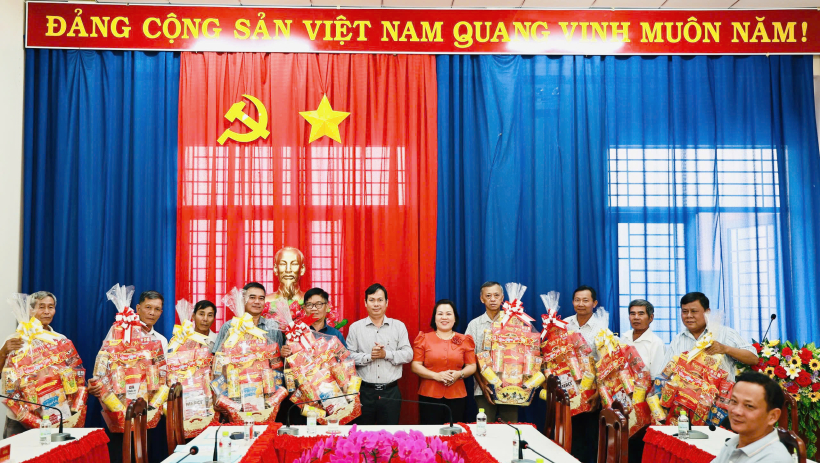 X&atilde; Ninh Điền: Trao qu&agrave; tết cho c&aacute;n bộ cơ sở