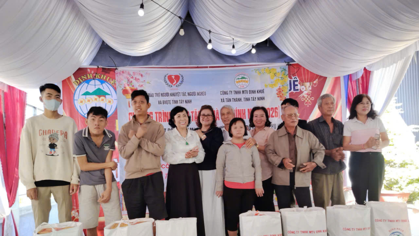 C&ocirc;ng ty TNHH MTV Định Khu&ecirc; trao tặng 800 phần qu&agrave; tết cho c&aacute;c hộ c&oacute; ho&agrave;n cảnh kh&oacute; khăn