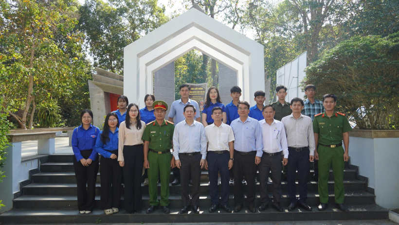 Học viện Ch&iacute;nh trị khu vực II về nguồn, trao qu&agrave; tại T&acirc;y Ninh