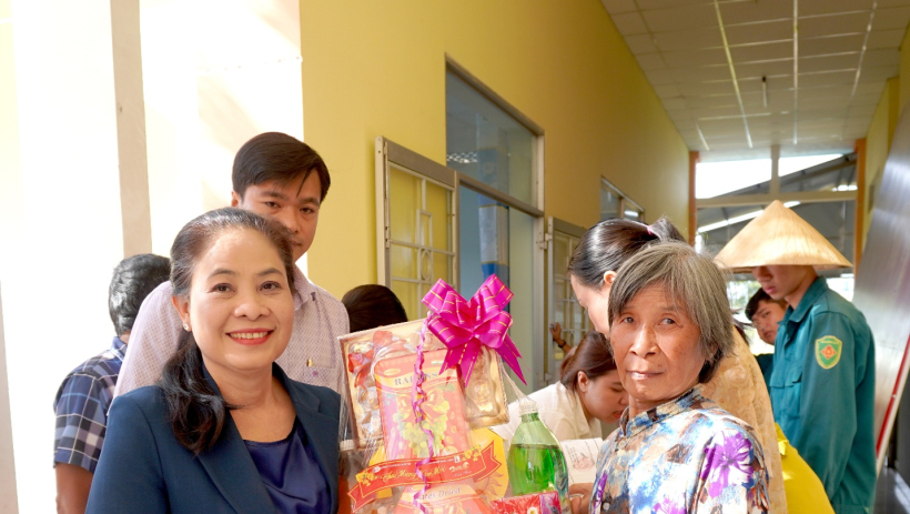 Khu c&ocirc;ng nghiệp Ph&uacute;c Long trao tặng 300 phần qu&agrave; tết cho người d&acirc;n c&oacute; ho&agrave;n cảnh kh&oacute; khăn tại x&atilde; Long Cang