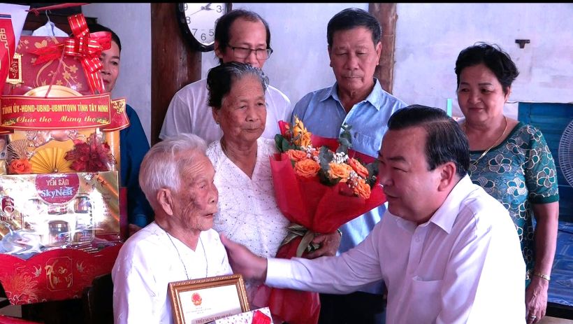 Ph&oacute; B&iacute; thư Tỉnh ủy Phạm H&ugrave;ng Th&aacute;i ch&uacute;c thọ c&ocirc;ng d&acirc;n tr&ograve;n 100 tuổi v&agrave; tặng qu&agrave; cho trẻ em tại x&atilde; B&igrave;nh Hiệp