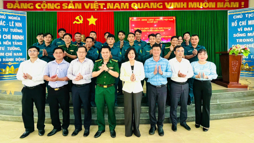Trưởng ban Tuy&ecirc;n gi&aacute;o v&agrave; D&acirc;n vận Tỉnh ủy thăm, ch&uacute;c tết c&aacute;c đơn vị lực lượng vũ trang tr&ecirc;n địa b&agrave;n x&atilde; Mỹ Qu&yacute;