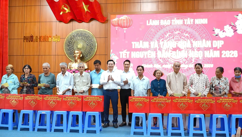 L&atilde;nh đạo tỉnh trao 400 phần qu&agrave; tết cho hộ ngh&egrave;o, hộ kh&oacute; khăn