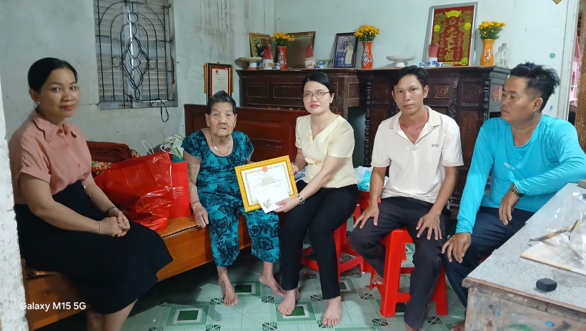 UBND x&atilde; Bến Cầu thăm, mừng thọ v&agrave; tặng qu&agrave; t&ecirc;́t c&aacute;c cụ cao tuổi 